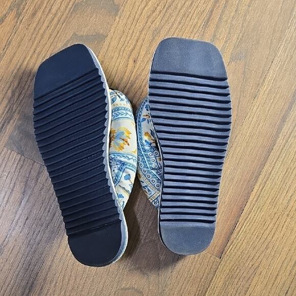 Farm Rio Patterned Flip Flops - Picture 5 of 5